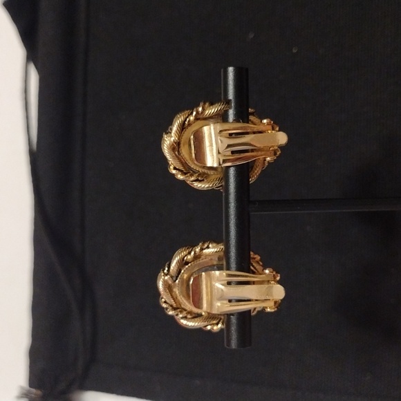 Vintage Gold Tone Intaglio Cameo Clip On Earrings - Picture 2 of 4